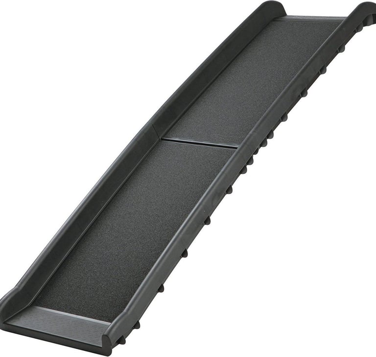 Zwarte kunststof Topmast hondenloopplank met antisliplaag, uitgevouwen tegen de achterbak van een au