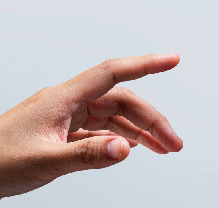 Hand mit ausgestrecktem Zeigefinger, der auf das Wort 'Kontakt' zeigt.