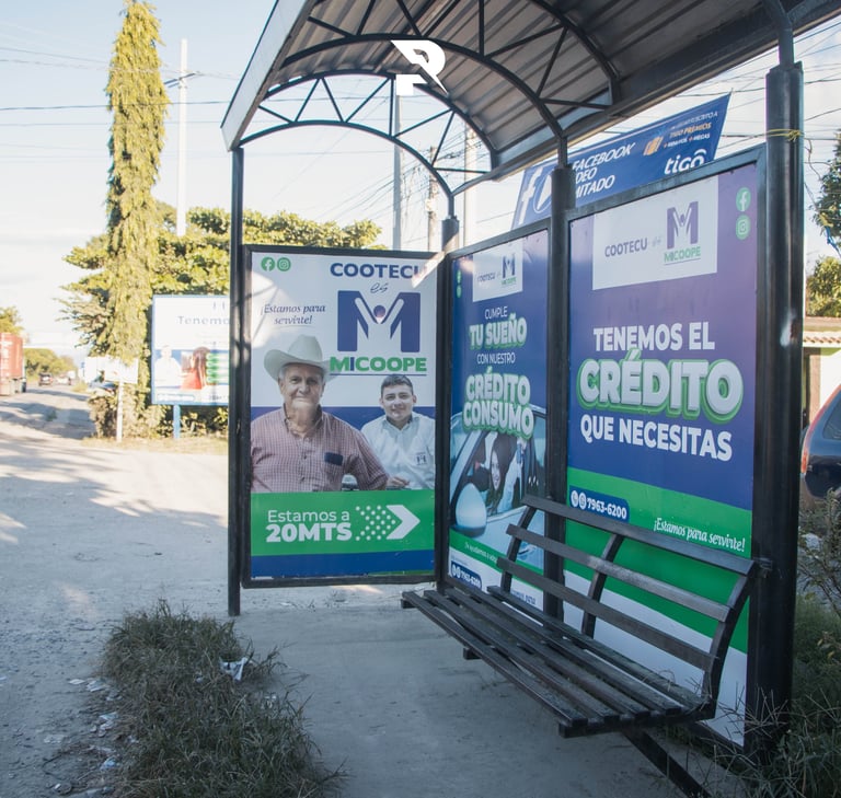 Adhesivo publicitario personalizado para superficies interiores y exteriores.