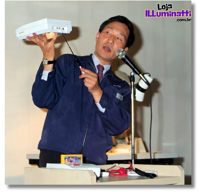 Funcionário da Nintendo segurando o console (protótipo) do Super Famicom em 1988 na Demosntração