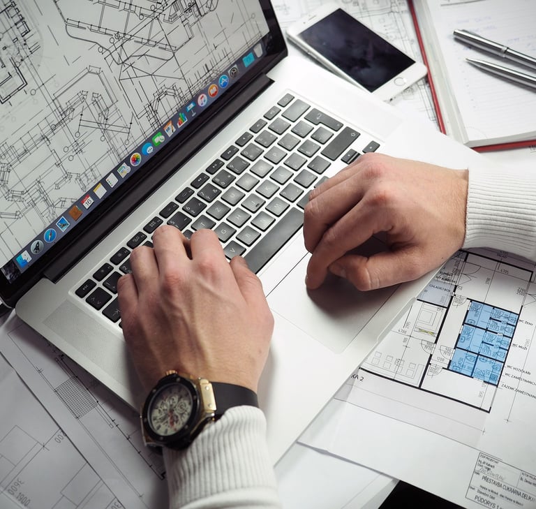 Homem trabalhando em um laptop, simbolizando planejamento e execução de projeto.