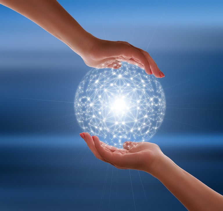 Duas mãos segurando uma esfera de cristal, simbolizando visão estratégica e compromisso