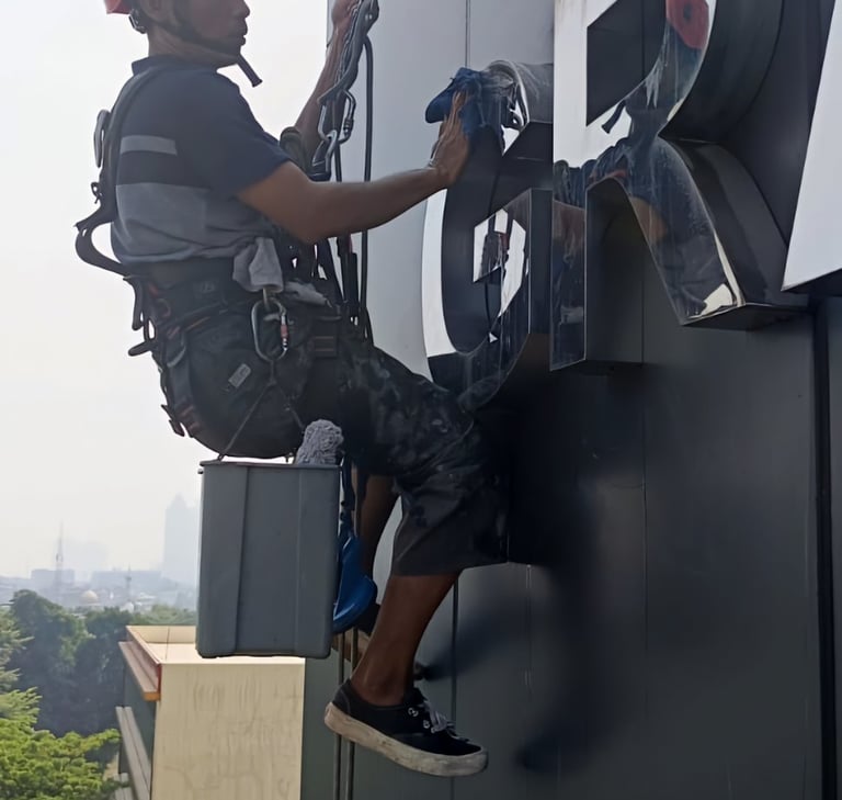 Jasa Bersih Kaca Gedung