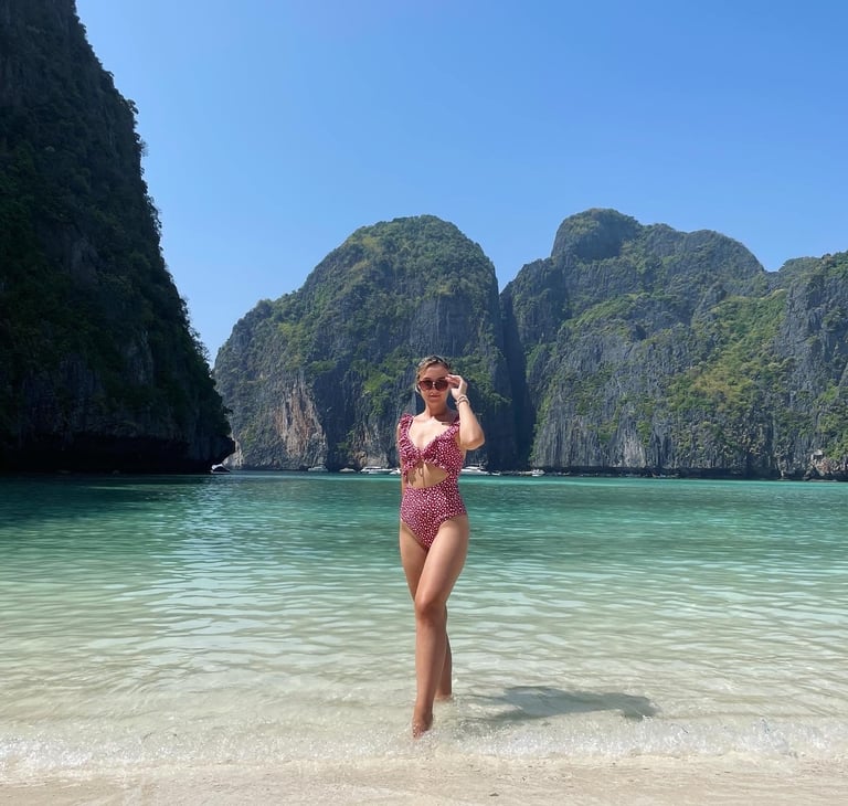 kobieta w czerwonym stroju kąpielowym na Plaży Maya Bay