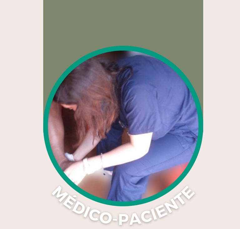 Uma médica de jaleco azul está segurando a perna na região próxima ao tornozelo de uma paciente