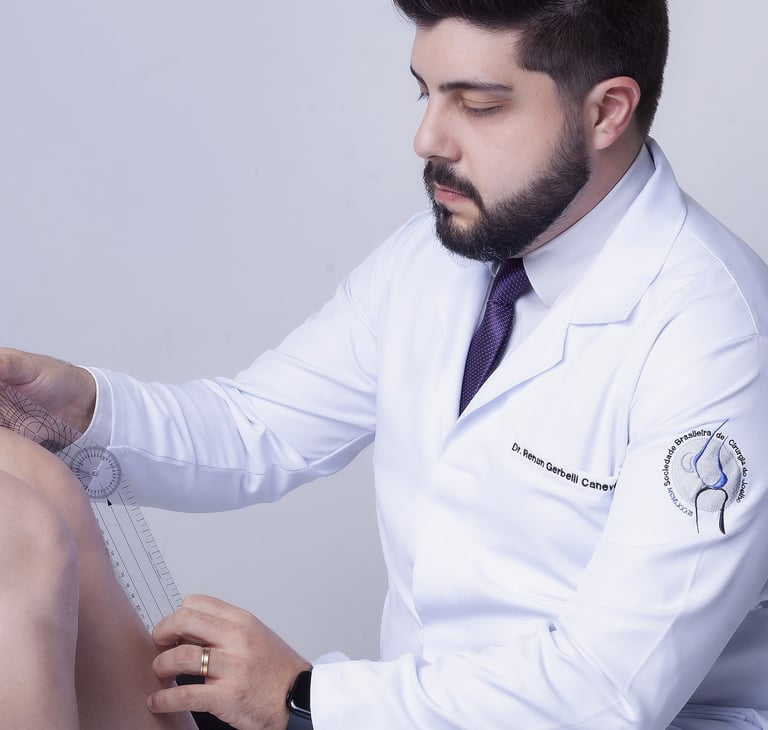 Dr Renan Gerbelli examinando um Joelho