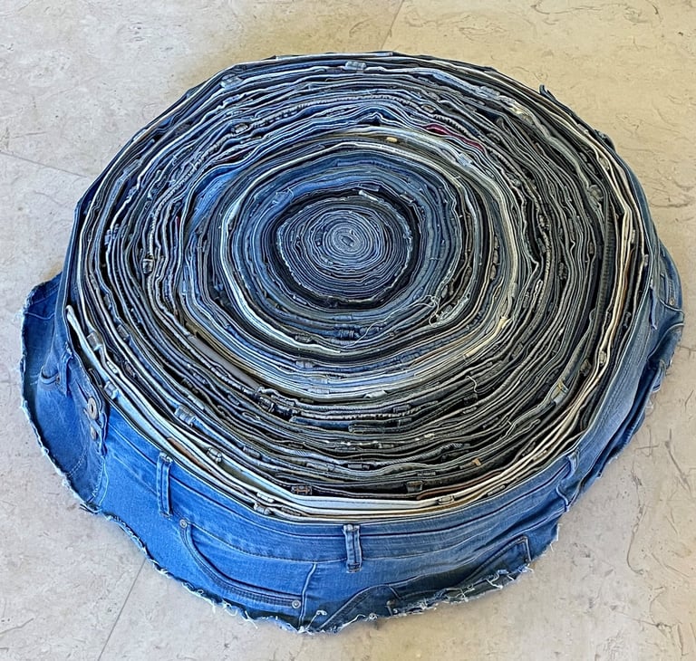 une oeuvre d'art faite aves des chutes de jean découpées