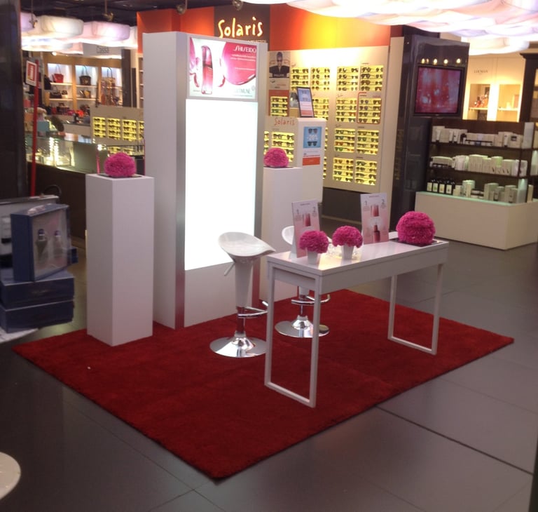 corner Shideido immerso in un'atmosfera raffinata, tappeto rosso, minimal, fiori- AMK Solutions