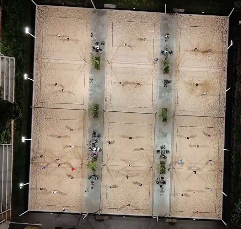 Quadras de areia do Ace Beach Sports com redes e iluminação em Iguatemi Maringá