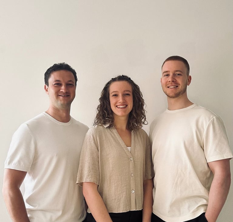 FRAMA Teamfoto – Johannes, Eva und Linus vor weißem Hintergrund