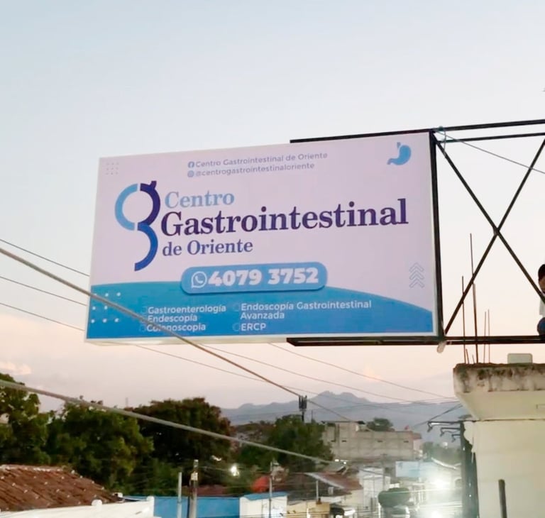 Rótulo luminosa tipo bandera con iluminación para visibilidad 24/7 en exteriores.