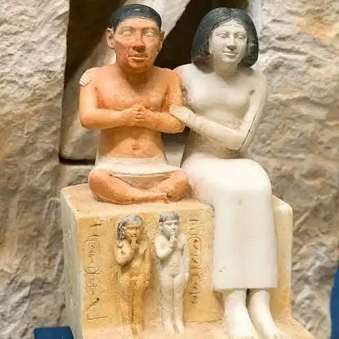 DETALHES SOBRE A ESCULTURA Museu Egípcio Pedra calcária PINTADA ALTURA 43 CM, LARGURA 22,5 CM; Gizé, TÚMULO DO SENEB; ESCAVAÇ