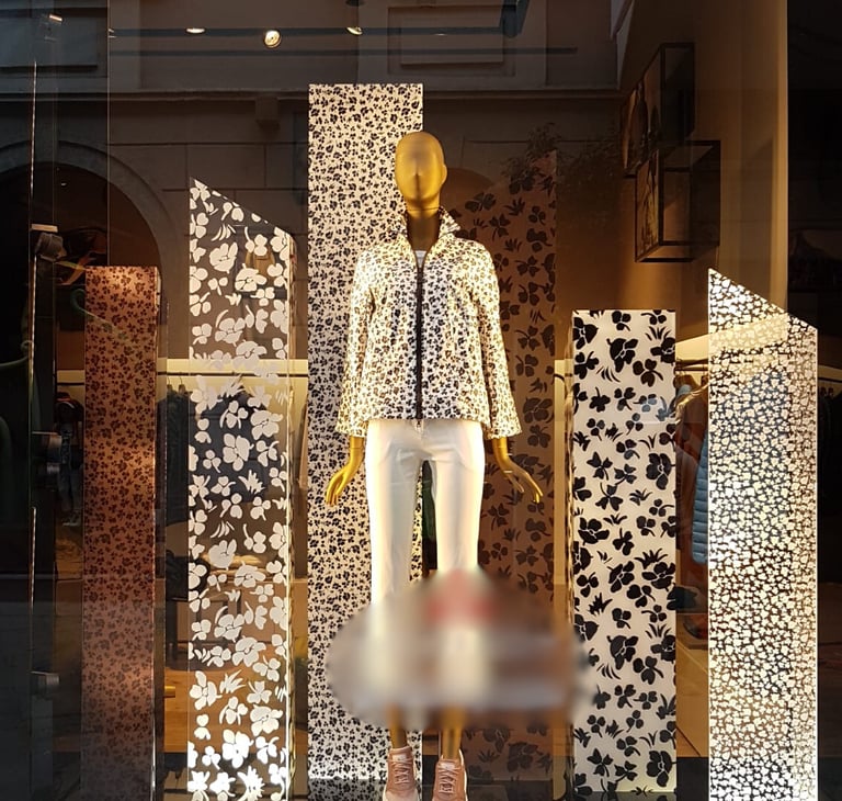 vetrina espositiva elegante con manichino e sfondo composto da pannelli floreali multiformato- AMK 