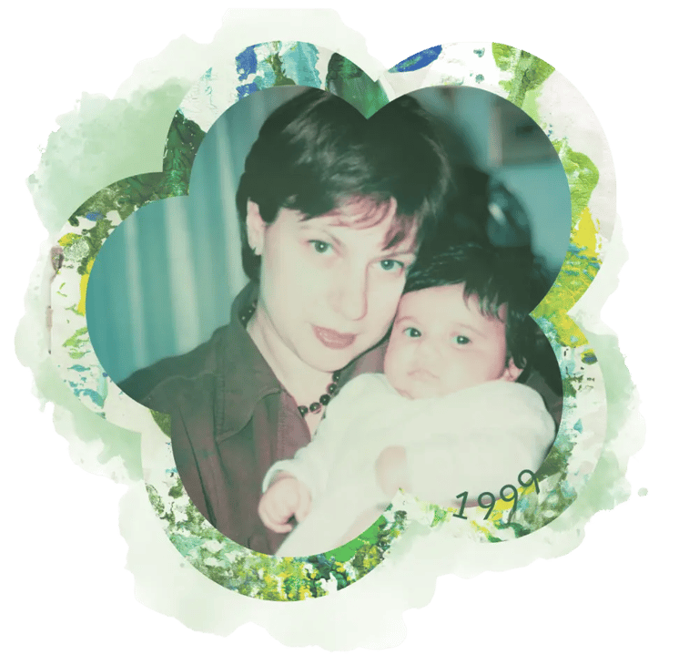 Image d'une mère tenant son bébé contre elle