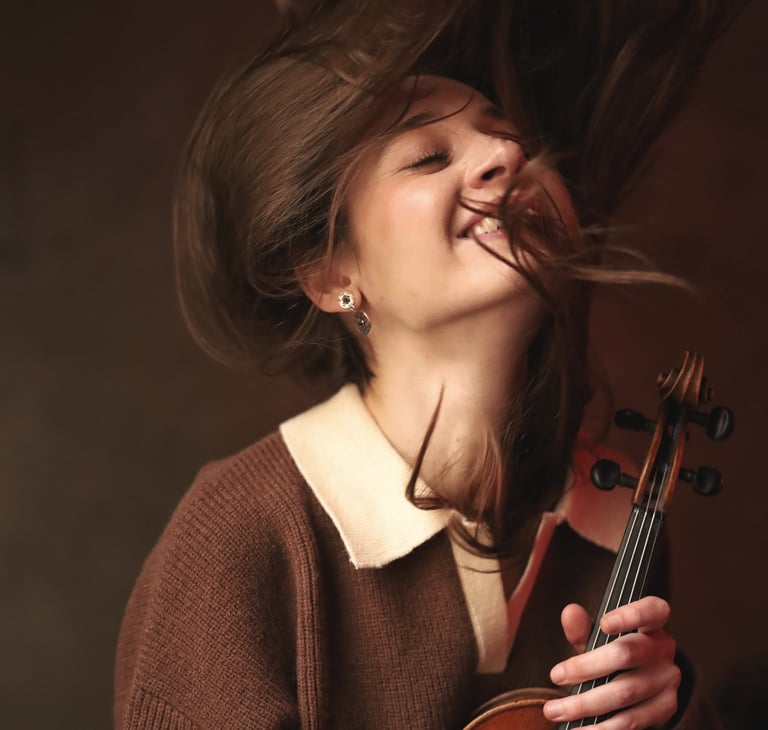 Portrait femme violoniste, cheveux dans le vent, paris