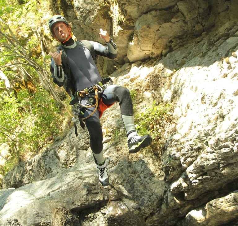 Guide moniteur canyoning Serre-Ponçon, stage canyoning, encadrement enfants familles.