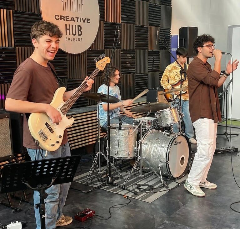 Studente del corso di basso elettrico suona in band presso Creative Hub Academy, Bologna