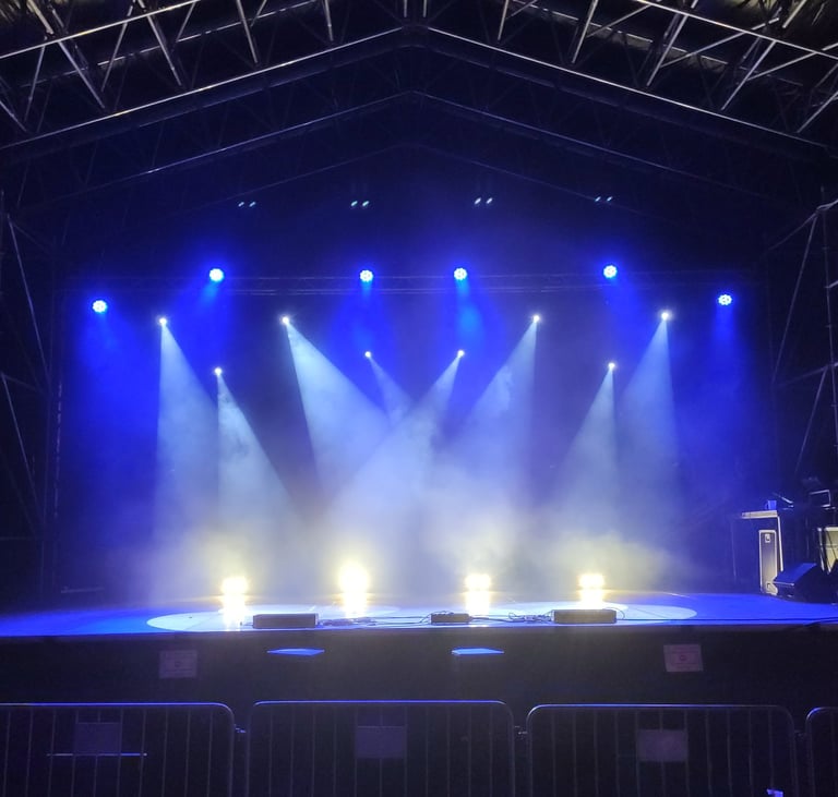 Un escenario con luces azules