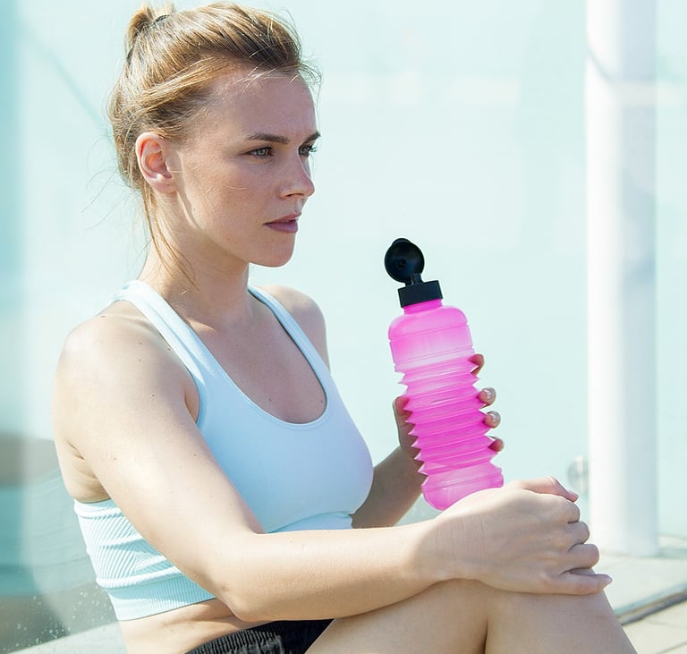 Fotografia de producto lifestyle llavoretes social media botellas reutilizables para mujeres deporte