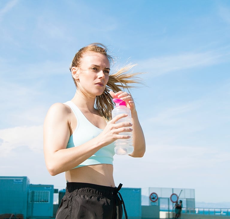 Fotografia de producto lifestyle llavoretes social media botellas reutilizables para mujeres deporte
