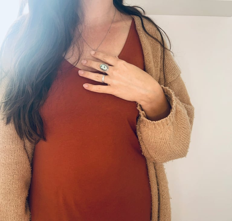 Anne-Sophie Serafin Praticienne en soin énergétique à Cognac, main sur le coeur, une approche douce