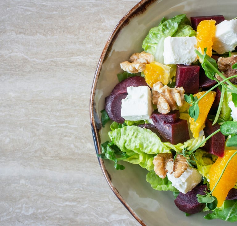 Insalata estiva con formaggio di capra, barbabietola, arancia e noci