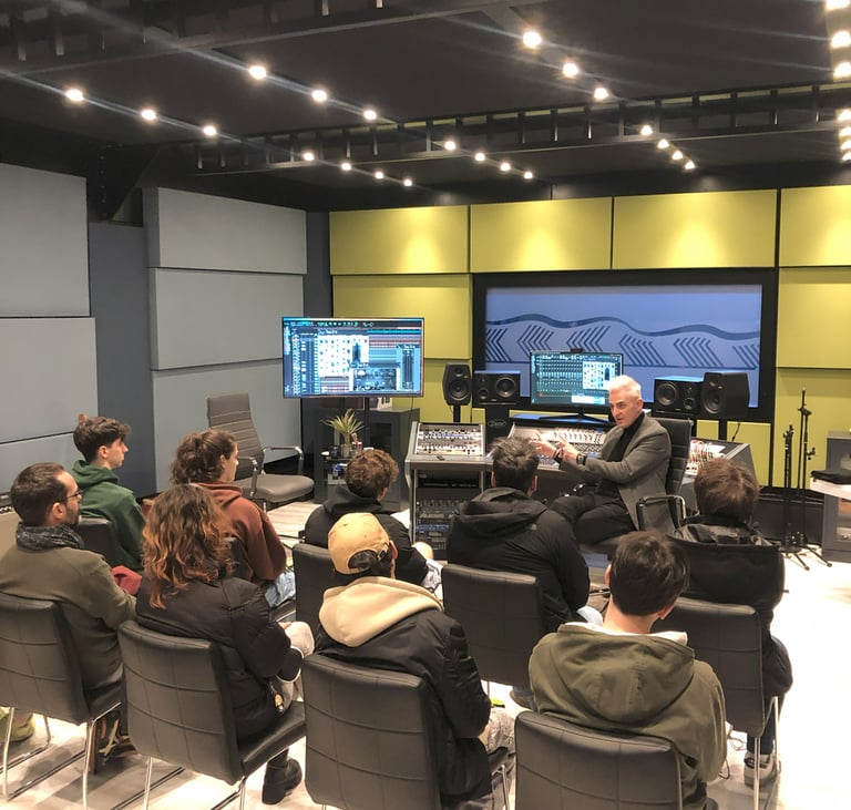 Studenti a lezione nel nuovo studio di registrazione di Creative Hub