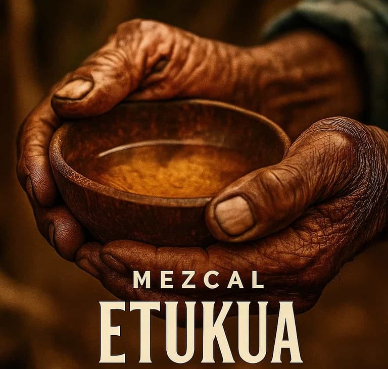 Manos de diferentes generaciones brindando con jícaras de mezcal en una festividad, simbolizando la 