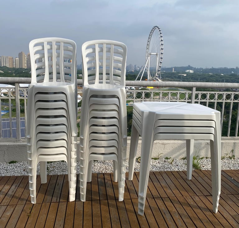 Aluguel de mesas e cadeiras plásticas premium para eventos sociais e corporativos