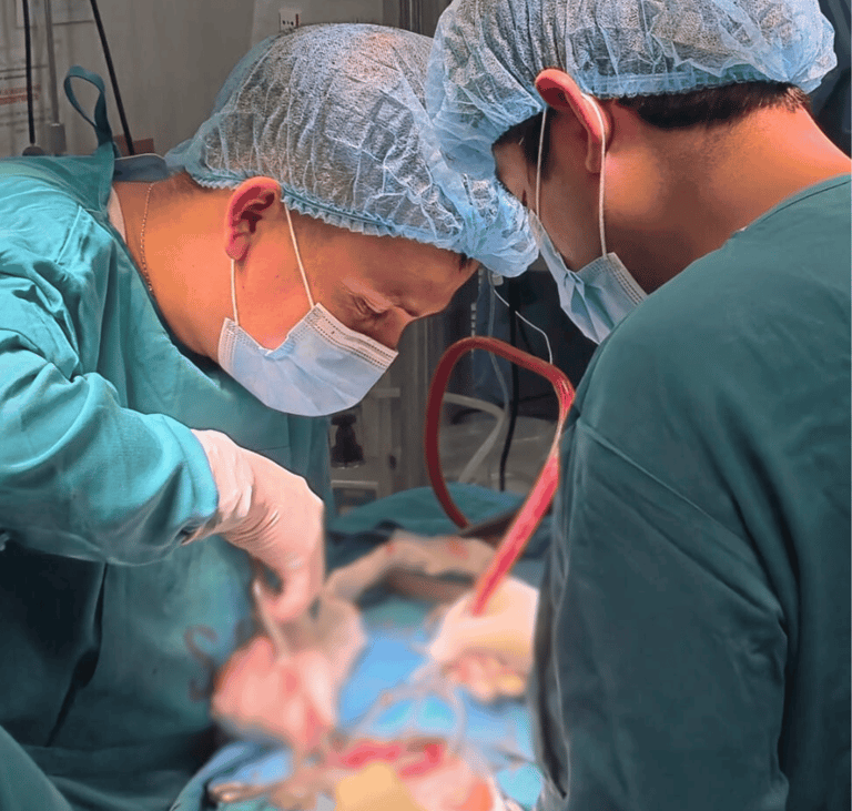 el dr david tafur realizando una cirugia ce columna vertebral 