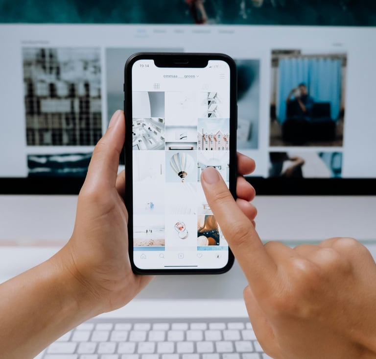 foto de una persona en el celular dandole clic en su instagram