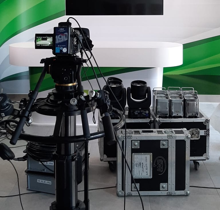 Pstazione tecnica per riprese video con cavalletto professionale, reflex, flight case su sfondo