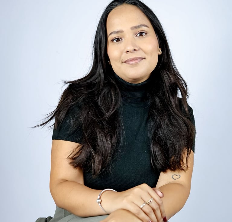 Mulher jovem com roupas sociais