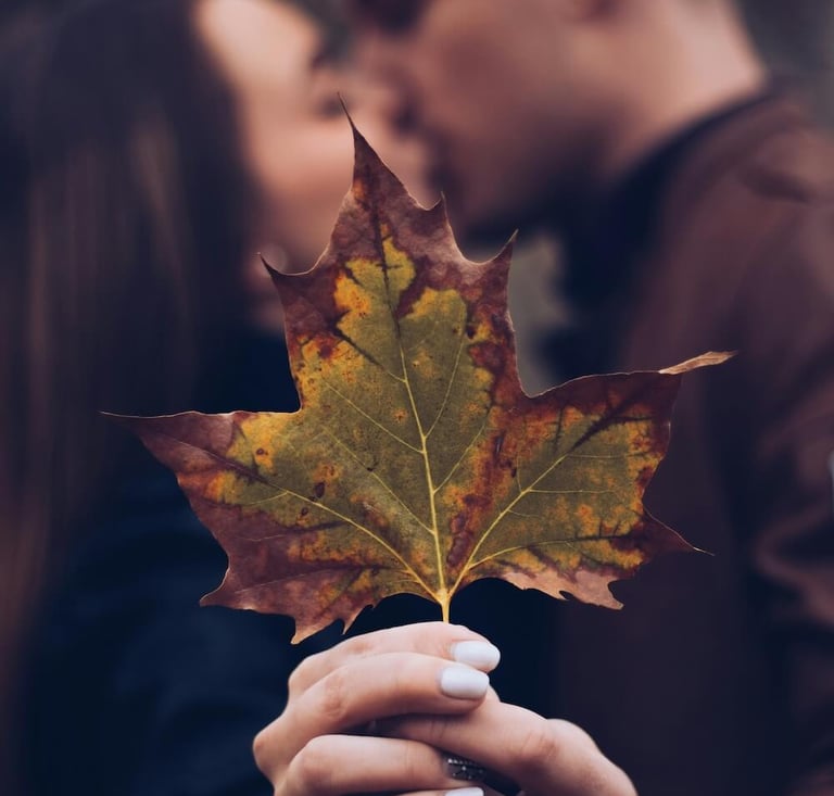 couple kissing