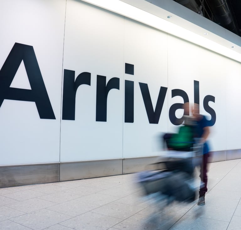 área de chegadas em aeroporto com passageiros em deslocamento após o desembarque