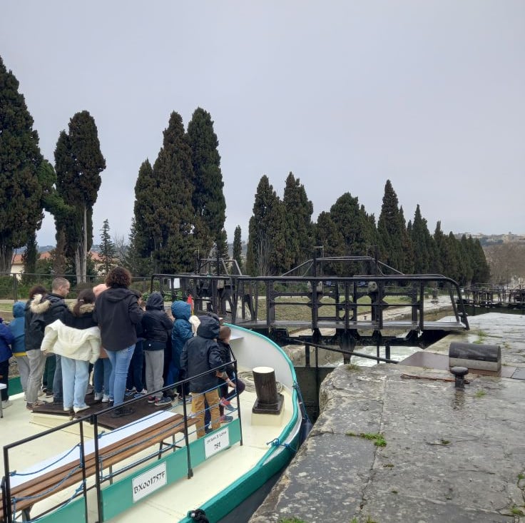 sur la péniche, les élèves franchissent les célèbres 9 écluses de Fonseranes