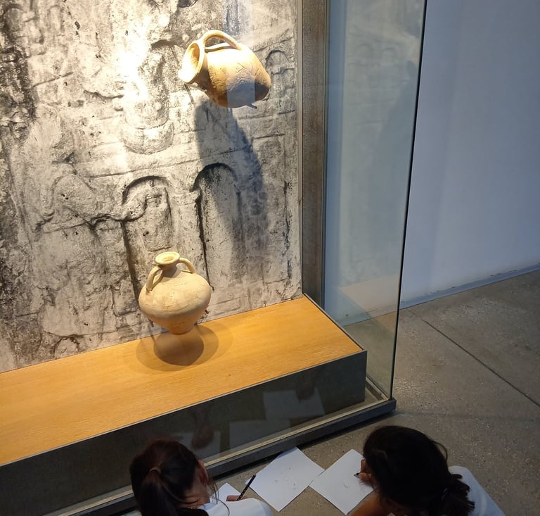 Élèves dessinant une amphore romaine