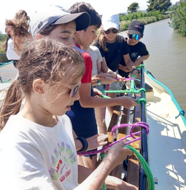 Atelier de nœuds marins pour enfants pendant la classe de découverte en péniche