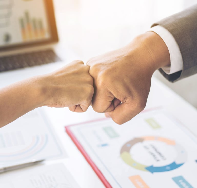 Un puño de un hombre y una mujer chocando en forma de trabajo en equipo