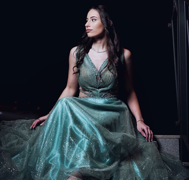 donna con vestito verde