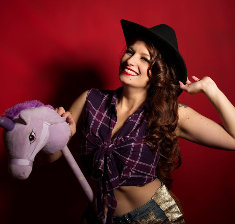Pin up cowgirl avec chapeau et chemise à carreaux, sur un cheval en peluche