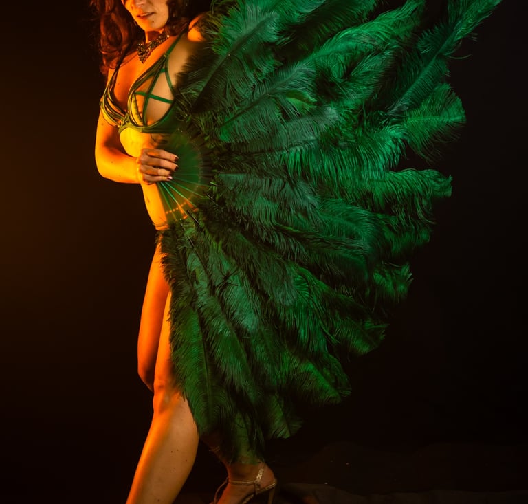 Femme en lingerie verte avec eventails en plumes vertes glamour et sexy