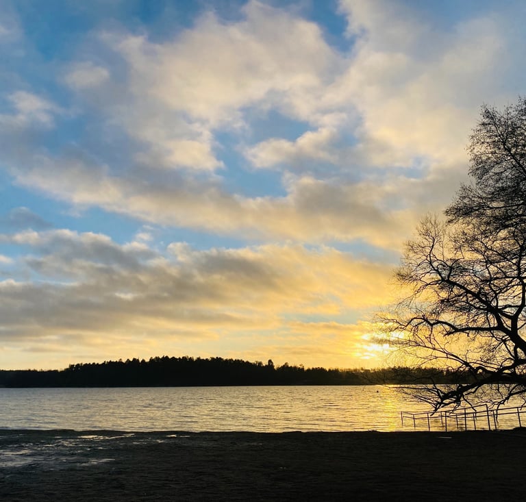 Zachód słońca nad jeziorem Malaren w Sztokholmie