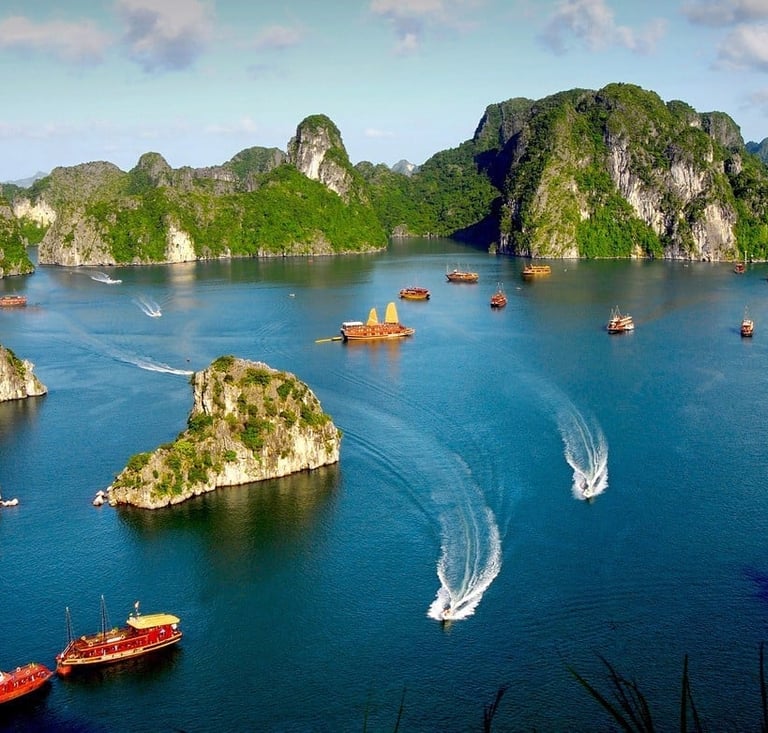 Zatoka Ha Long, Wietnam o zachodzie słońca