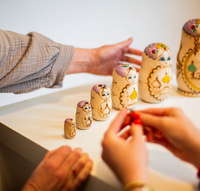 Matroschka Puppen und Hände