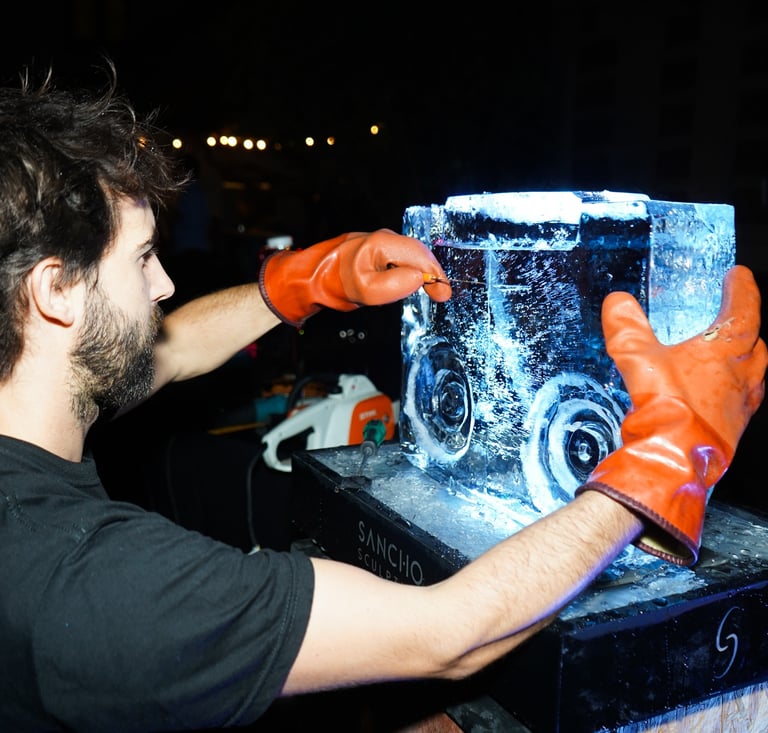 sancho sculpture tallando hielo