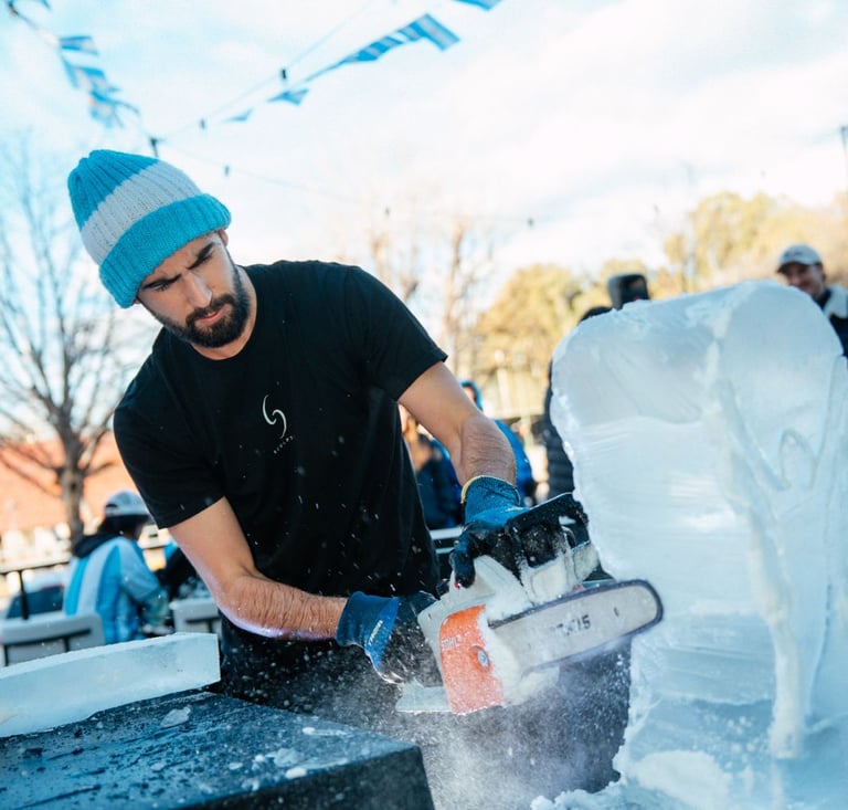 tallando la copa del mundo de hielo