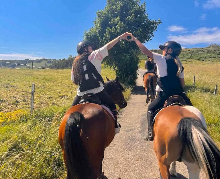 Adolescentes en stage d'équitation en Ardèche