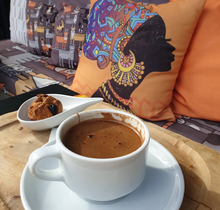 masa üzerinde bir kurabiye ve türk kahvesi