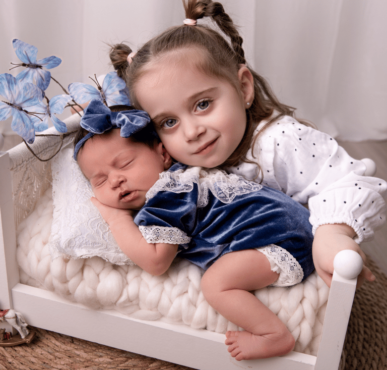 Neonata con sorellina durante servizio fotografico newborn in studio a Milazzo – Primi Frames